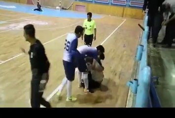 Ce supporteur mis KO par un joueur mais c'etait pas voulu! Le pauvre