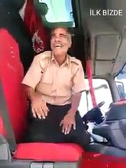 Tırın Kapısında Dans Eden Çılgın Dede