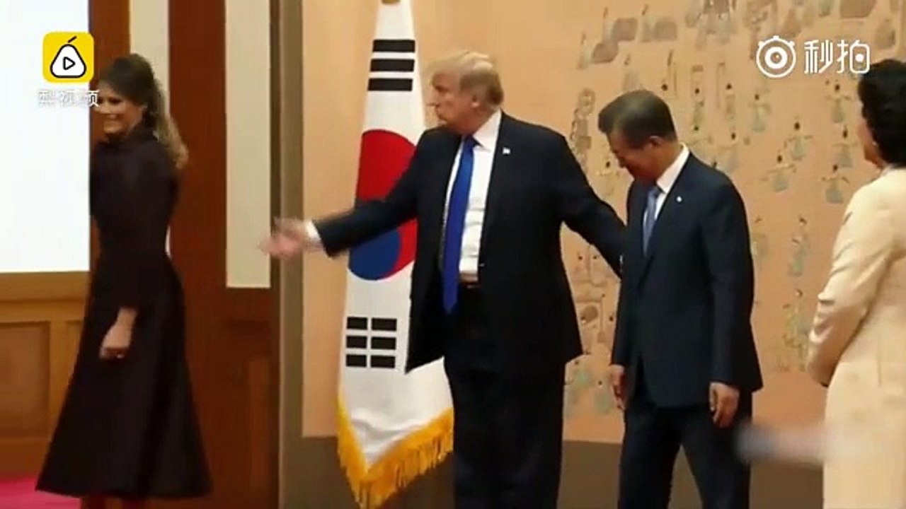 特朗普与文在寅合影展示“一秒变脸”微笑