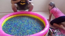 Reto Shopkins vs Zomblings en Piscina de Orbeez