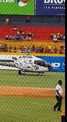 karim aterriza helicoptero en estadio cibao.