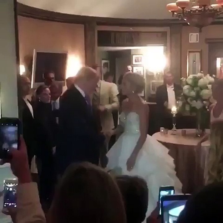 Trump,se cuela en una boda