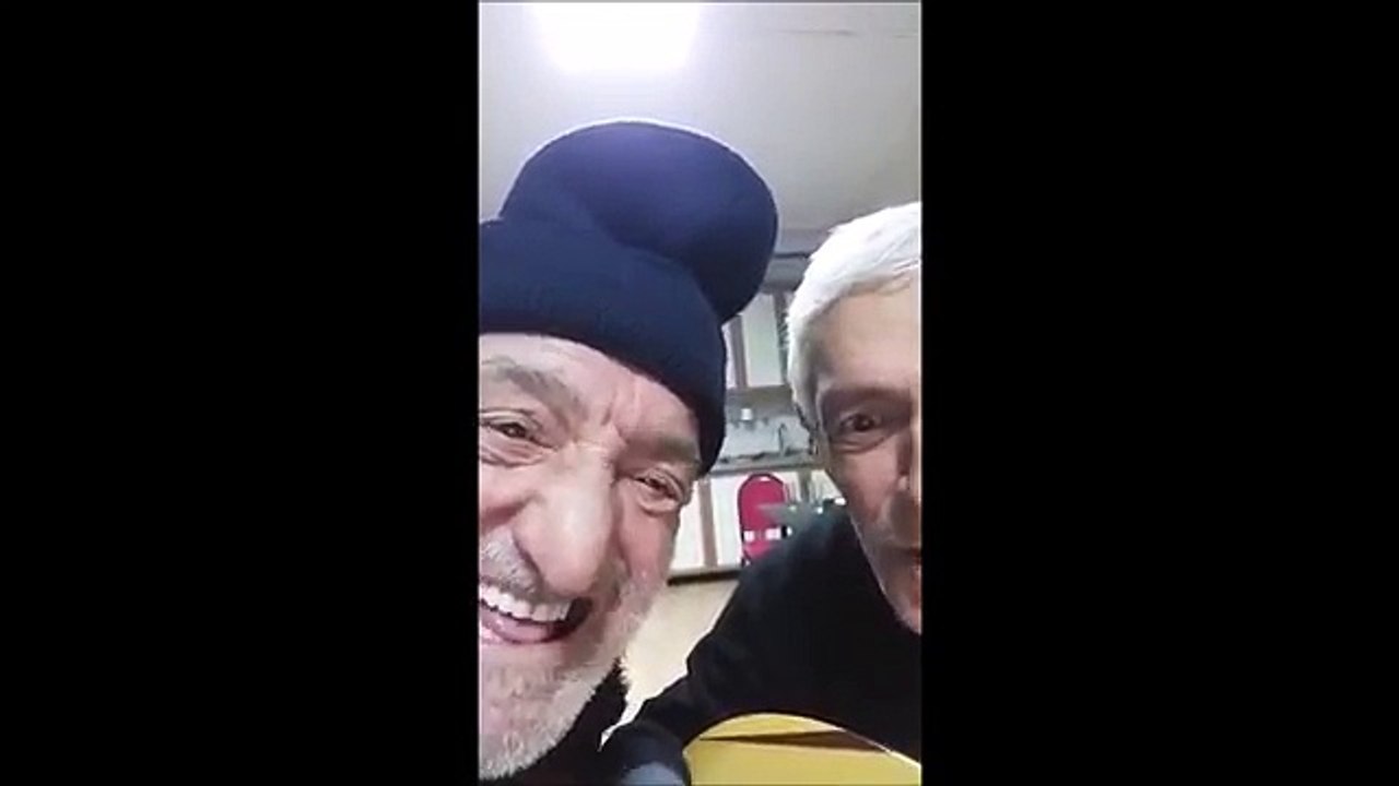 boş kahvehanede türkü söylediler 100 binlere ulaştılar.