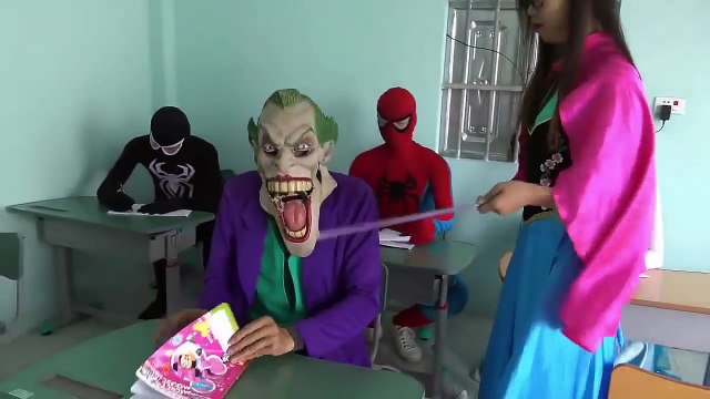 Homem Aranha Zoombie Ameaçar Anna Professor dentro Sala de aula Elsa congelada Palhaço na escola