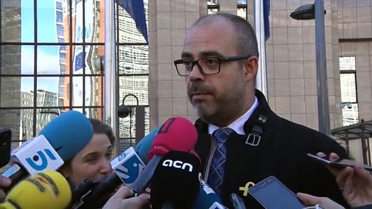 Neus Lloveras (AMI) i Miquel Buch (ACM) expliquen la concentració dels 200 batlles a Brussel·les