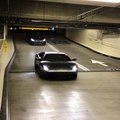 Parking gratuit pour le conducteur d'une Lamborghini Murciélago