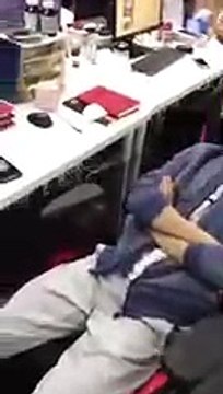 Ce mec vole de l'argent à un gars qui dort grâce à la reconnaissance faciale de son Iphone X
