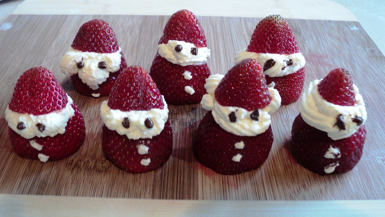 CHRISTMAS STRAWBERRY SANTAS