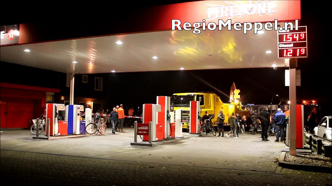 Vrachtwagen met schroot gekanteld in Staphorst