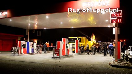 Vrachtwagen met schroot gekanteld in Staphorst