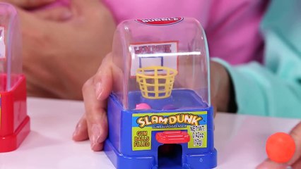 [지니vs강이] 폭신폭신 솜사탕 풍선껌 크게 불기, 껌볼 뽑기 대결 놀이