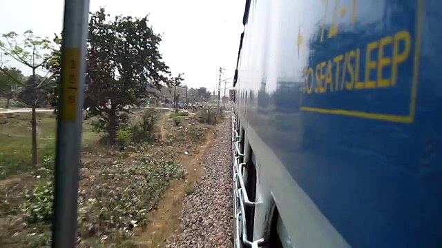 [HD] Vaishali Express with SGUJ WDP-4 20072 blasting past Goraul Station
