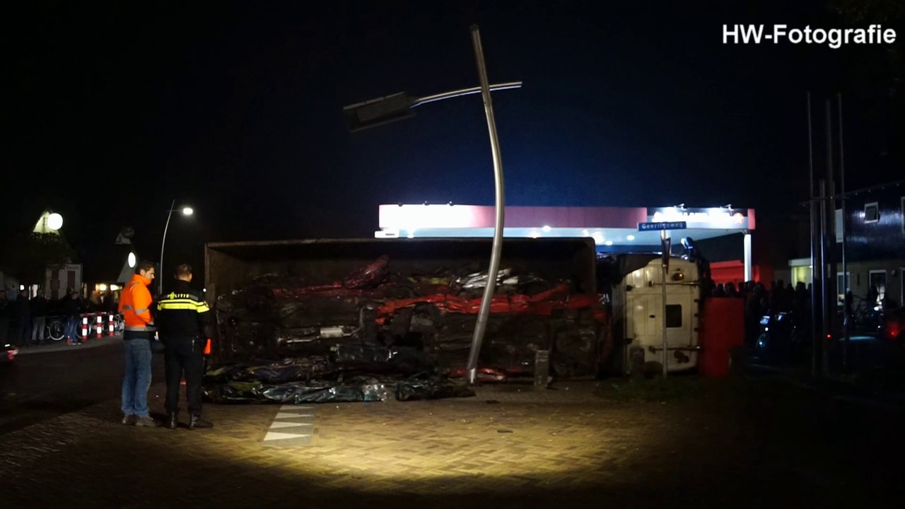 Vrachtwagen gekanteld op Oude Rijksweg in Staphorst