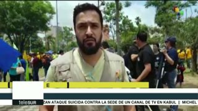 Marchan maestros paraguayos por mejores salarios