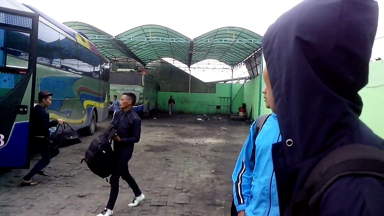 Melihat Kesibukan Pool Bus ALS Tangerang Pagi Hari