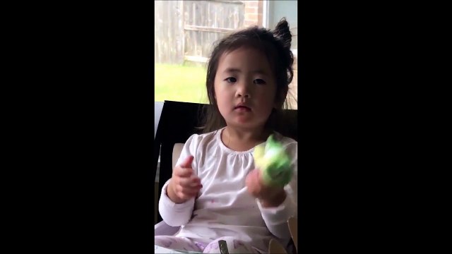 Cette gamine a un tour de magie pour vous... Génial