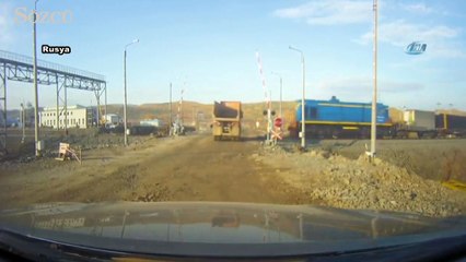 Tren kamyonete böyle çarptı
