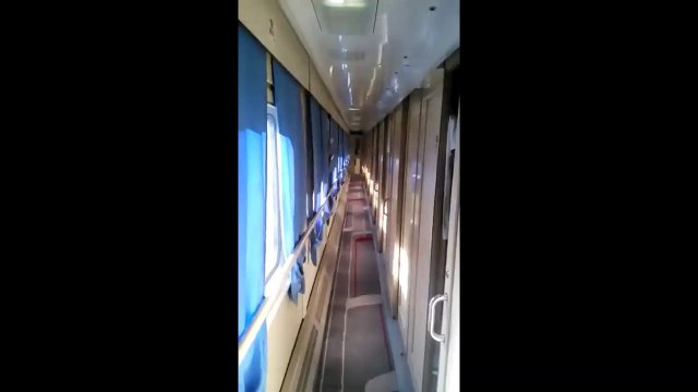 Laissez-vous hypnotiser par l'ombre des fenetres dans ce couloir de train qui avance... Effet incroyable