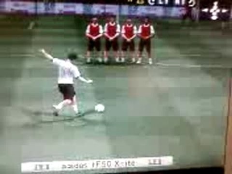 parfaite lucarne de juninho sur un coup franc magnifique