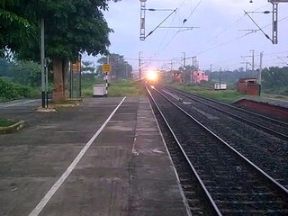 SRC WAP-4 putting up a deadly show at Rajbandh with Hatia-Howrah Express.3gp