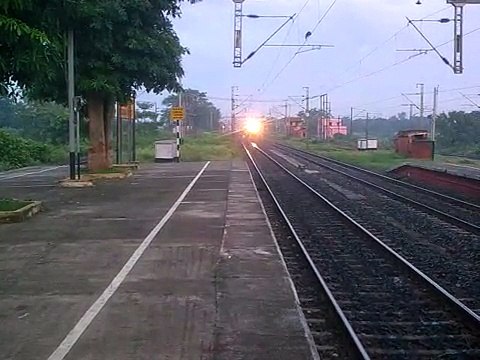 SRC WAP-4 putting up a deadly show at Rajbandh with Hatia-Howrah Express.3gp