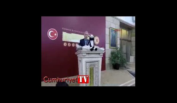 CHP Kayseri Milletvekili Çetin Arık oyuncak inekle basın toplantısı düzenledi