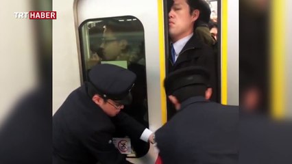 Tokyo’da metro yolculukları görenleri şaşkına çeviriyor