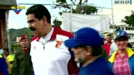 "No aflojes nunca", dijo Maradona a Maduro en juego de fútbol