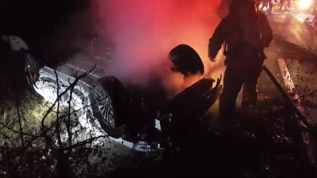 앞서가던 승용차 들이받고 전복...1명 숨져 / YTN