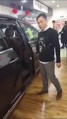 Le meilleur vendeur de voiture de l'année... Pret à risquer sa vie pour en vendre une