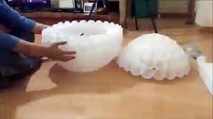 Muñeco de nieve hecho con vasos de plástico