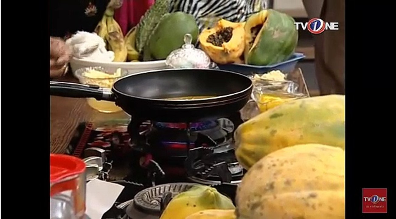 Homemade Treatment of Dark Circles and Puffiness of Eyes with Papaya