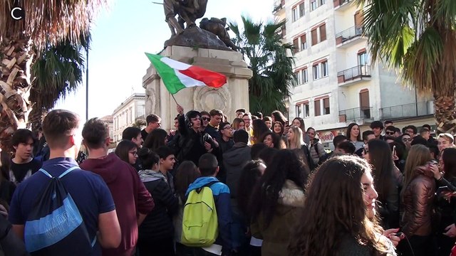 Aversa (CE) - Maltempo, i ragazzi protestano per la chiusura delle scuole (08.11.17)