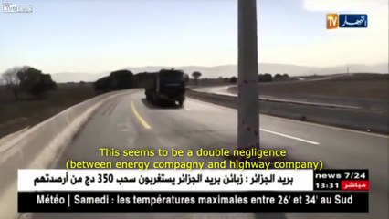 Un poteau électrique en plein milieu d'une autoroute