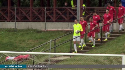 Un footballeur entre sur le terrain avec style (Hongrie)