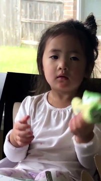 Une petite fille nous montre son tour de magie génial