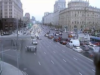 Une voiture se retourne sans raison au milieu de la route