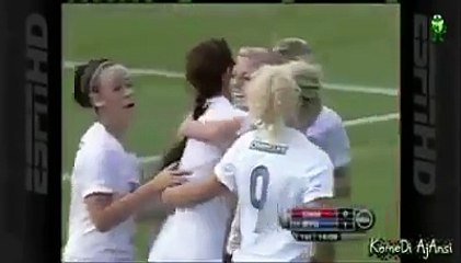 Kadın Futbolcu Kimseye Aldırmadan Rakibini Dövdü