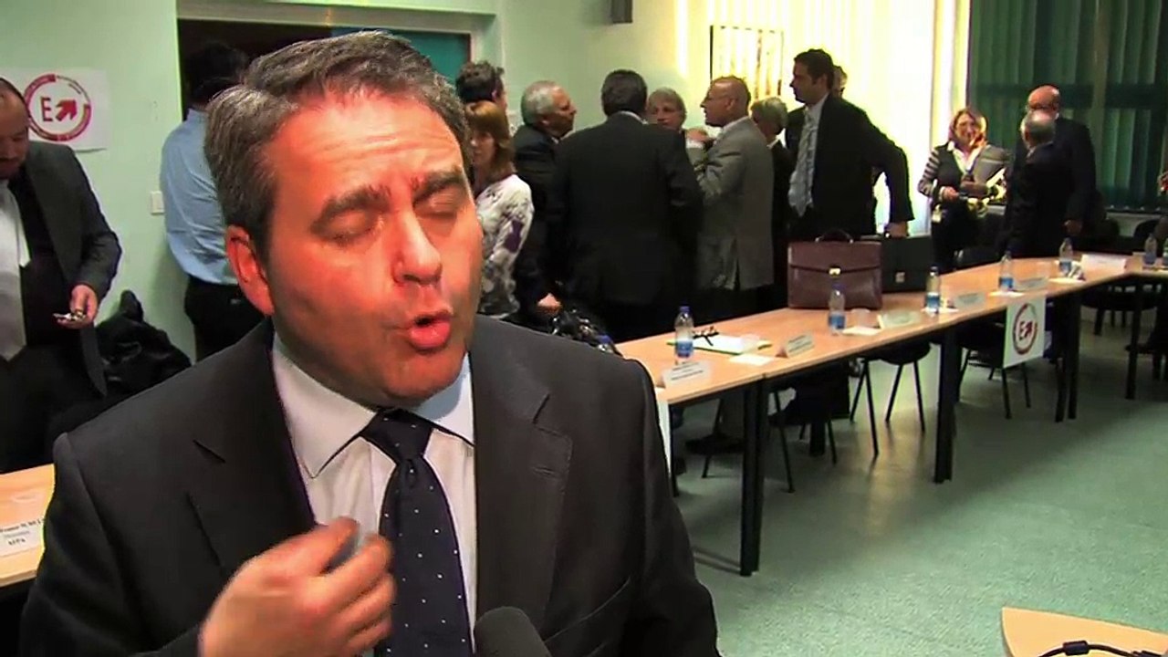 Le ministre du Travail Xavier Bertrand à Istres : "je crois à l'industrie"