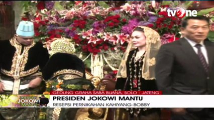 Suasana Para Tamu Memberi Ucapan Selamat dan Berfoto Bersama Kedua Mempelai Kahiyang-Bobby