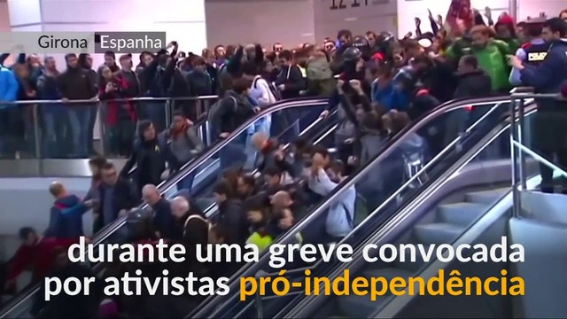 Manifestantes pró-independência atacam estação de trem na Catalunha
