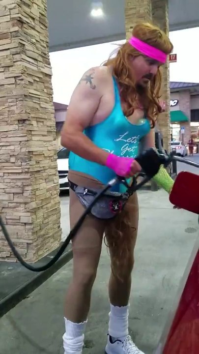 Quand un gars déguisé s'eclate au sol en faisant le plein de sa voiture... Douloureux!