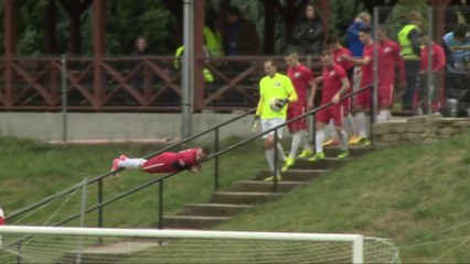 Un footballeur entre sur un terrain en glissant sur la rambarde (Hongrie)