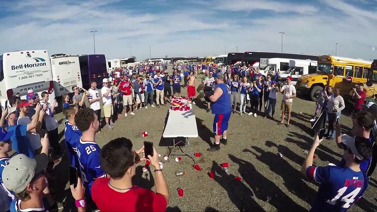 Ils s’amusent à jeter des filles sur des tables