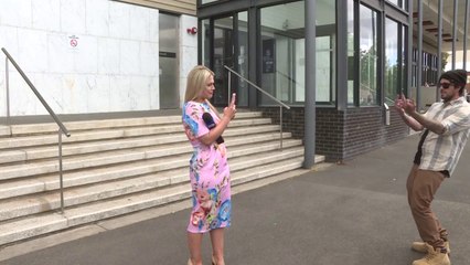 Il interrompt une journaliste pour l'insulter gratuitement ! Quel imbécile..