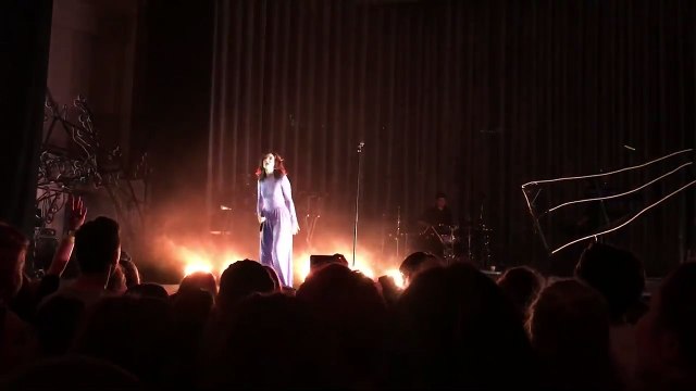 Lorde fête ses 21ans en concert chanté par des milliers de fans en Nouvelle-Zélande ! Bon Anniversaire !