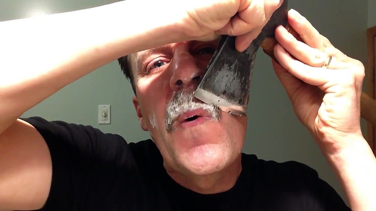 Raser sa moustache... avec une HACHE !