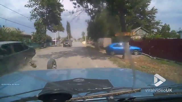 La voiture d'en face perd une roue en pleine circulation !