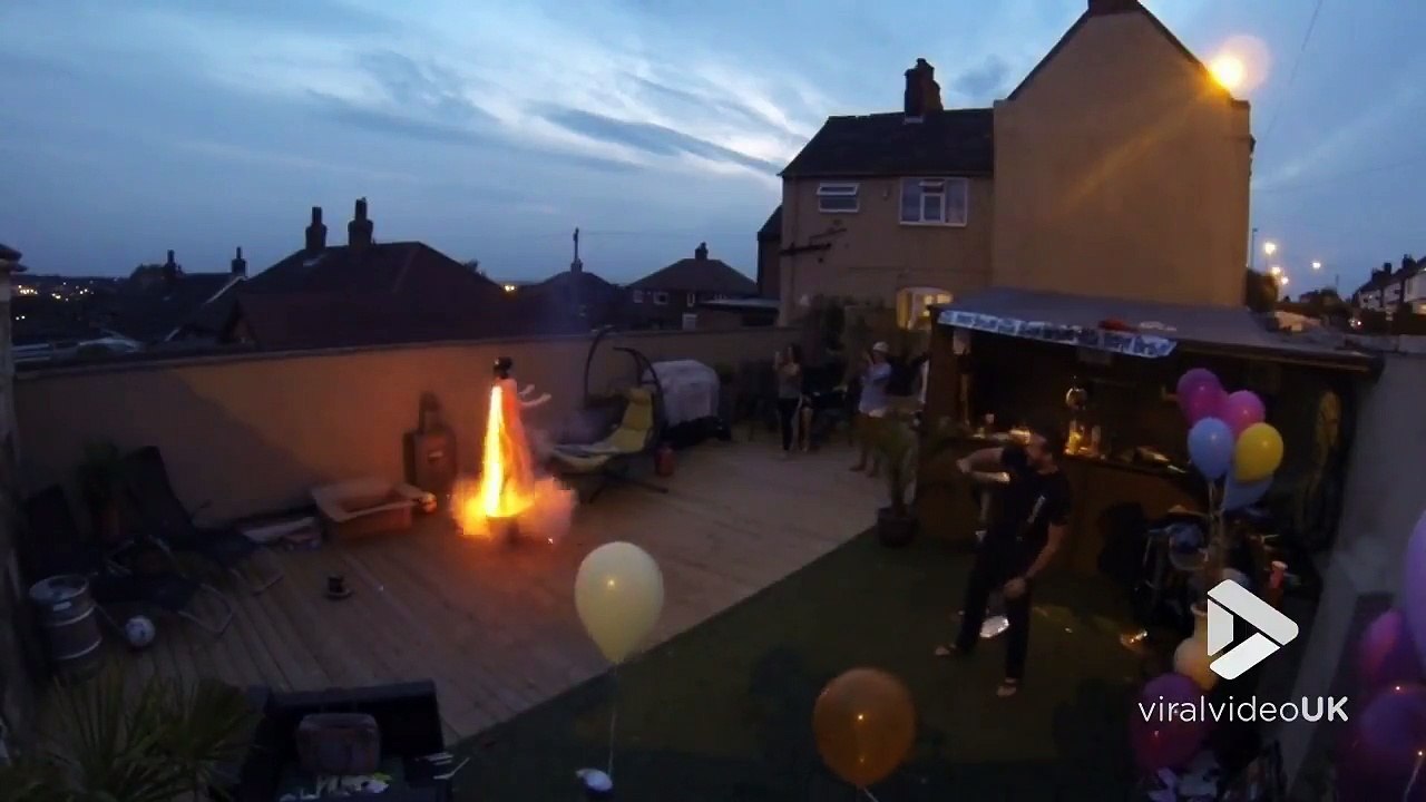 Décollage d'une poupée gonflable.. accrochée à un feu d'artifice !