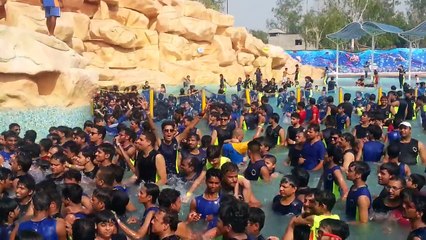 Parc d'attraction en Inde : 300 dans une piscine !!
